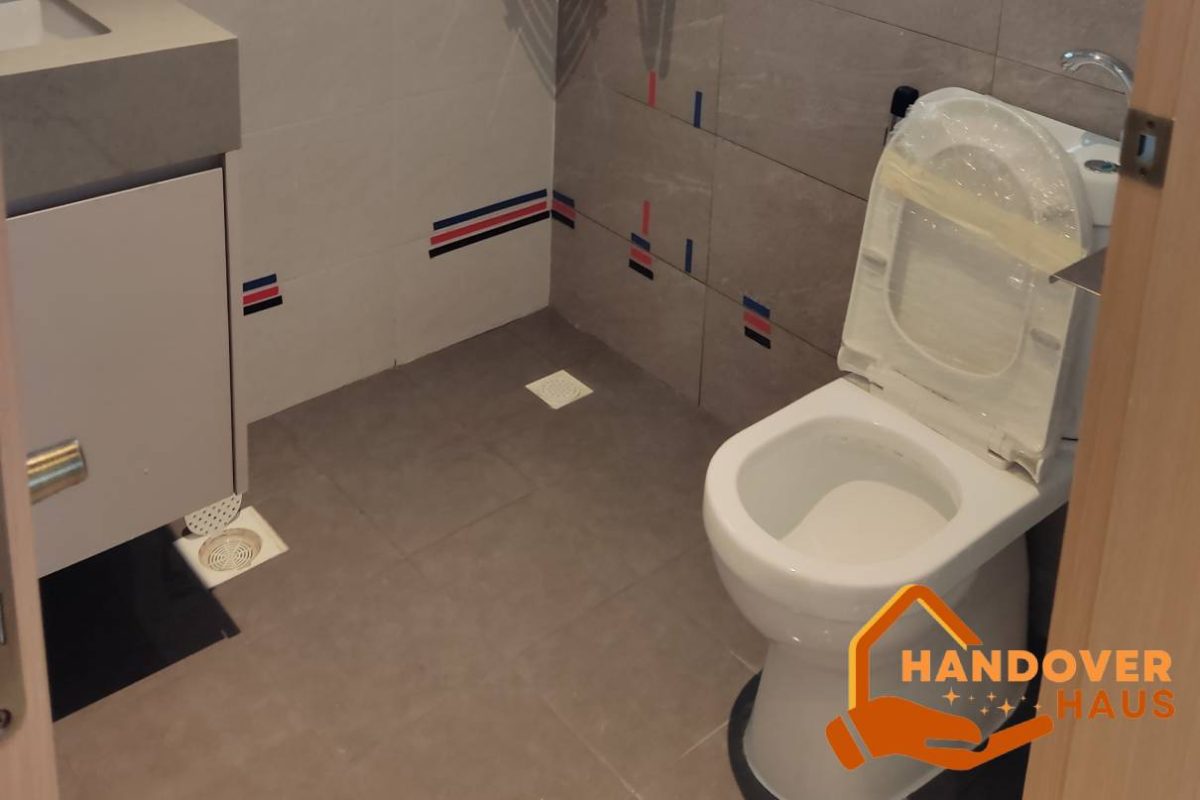 bathroom-cleaning-post-renovation-cleaning-services-handover-haus-cleaning-singapore-hdb-sengkang-2
